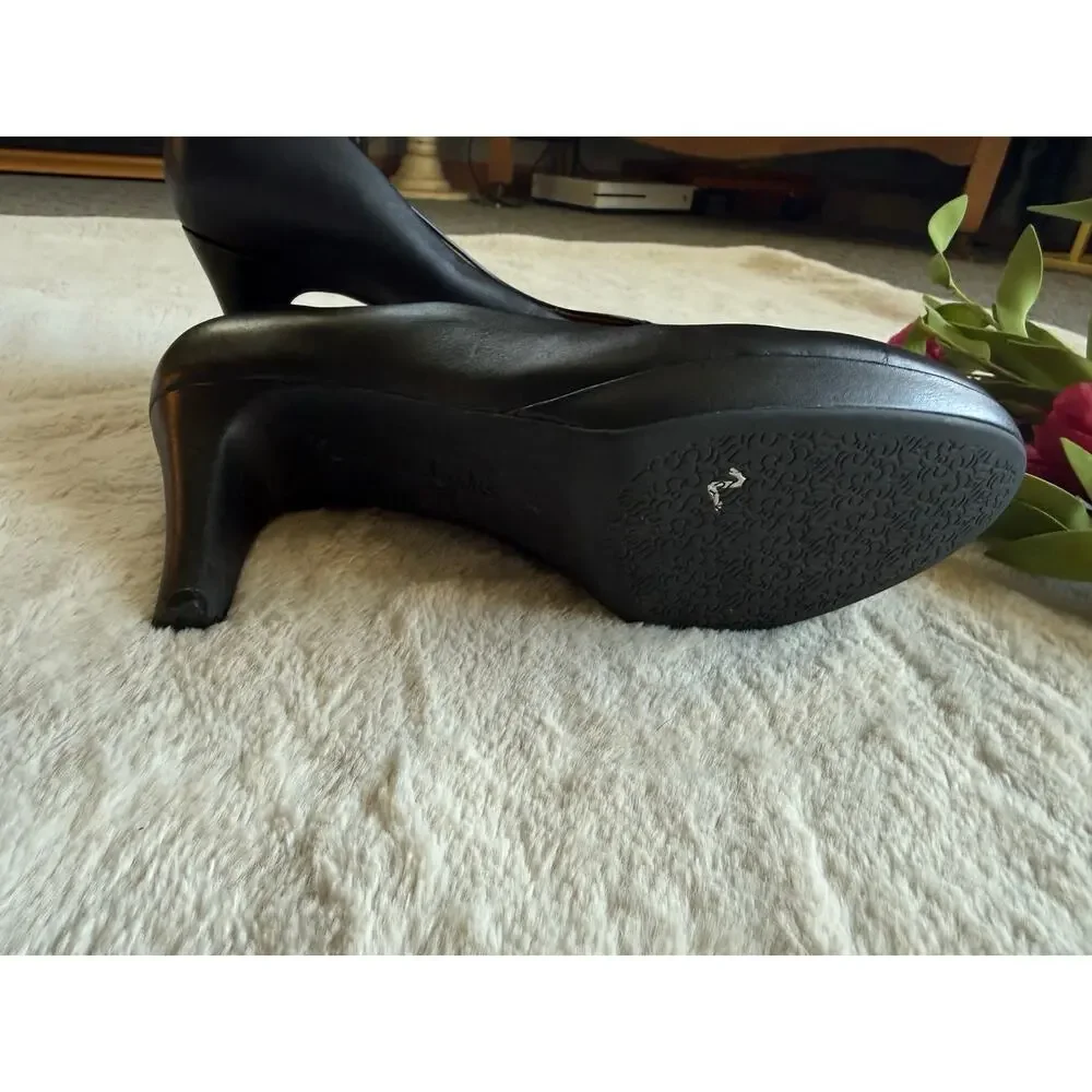 Clarks Artisan Black Leather Classic Heels Size 11